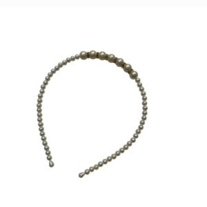Effortlessly chic with the elegance of pearls hair band (1 piece)